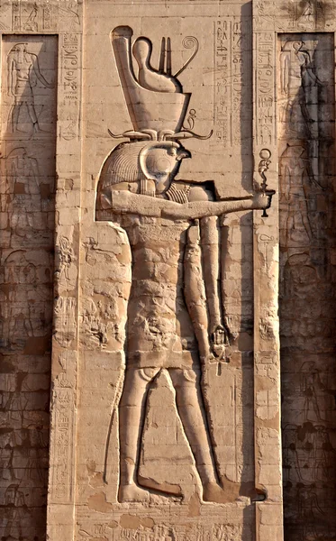 象形文字とエジプトの寺院のフレスコ画壁の断片 — ストック写真