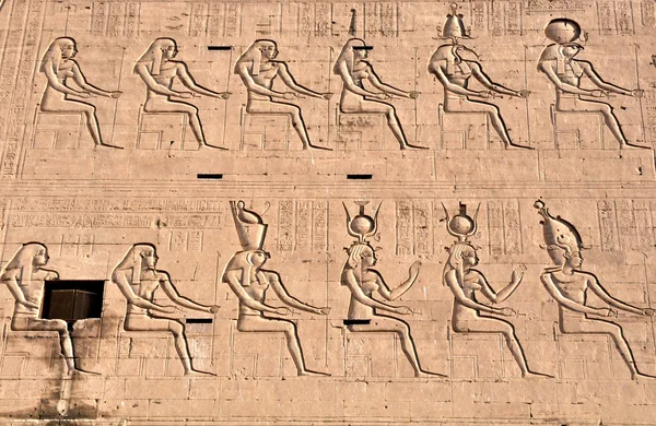 Wall fragment in the Egyptian temple — Stock Photo, Image