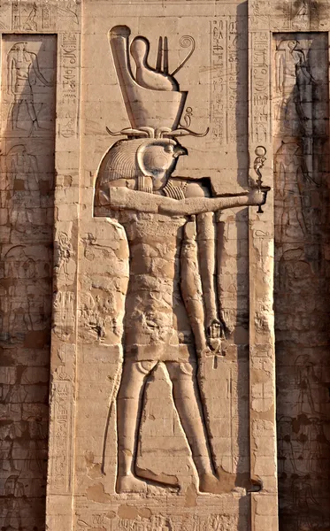 片段的象形文字与埃及神庙壁画墙 免版税图库图片