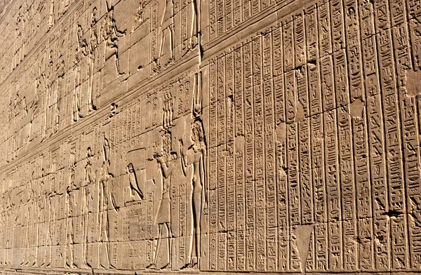 Fragment ściany świątyni egipskiej — Zdjęcie stockowe