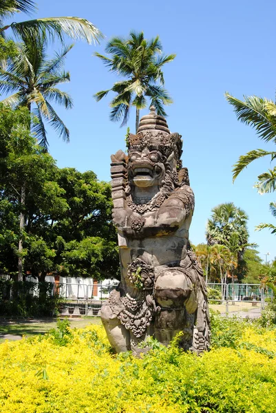 在巴厘岛的街道印尼雕像巴龙 — 图库照片