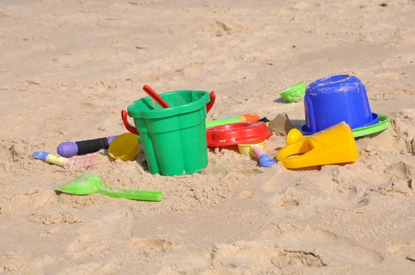 在沙滩上的儿童玩具 — 图库照片