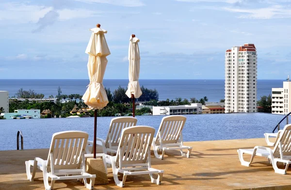 Lugares de férias no hotel na piscina. Ilha Phuket Fotos De Bancos De Imagens