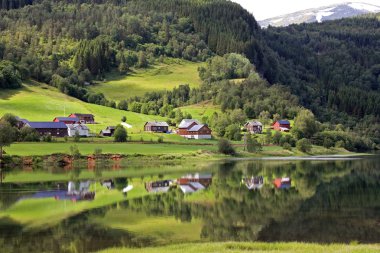 güzel kırsal manzara içinde Norveç dağlar.