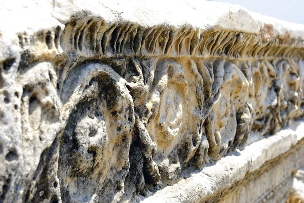 Starověké mramorové ruiny s ornamentální výzdobou. Hierapolis - pa — Stock fotografie