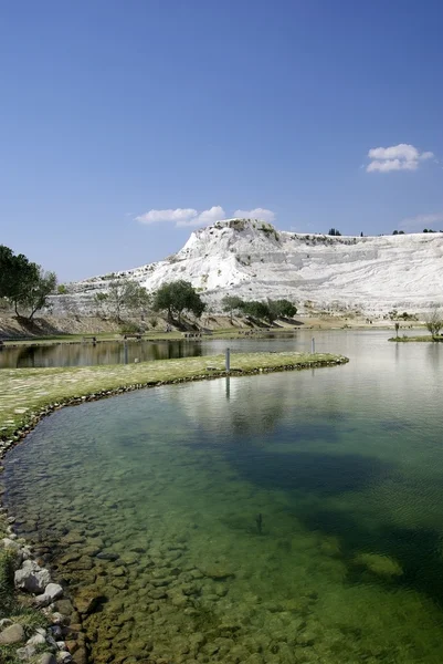 Jezioro w pamukkale. zjawisko przyrody. Turcja. — Zdjęcie stockowe