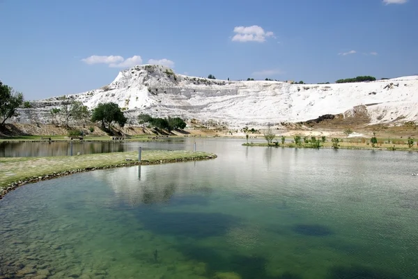 Λίμνη στο pamukkale. αρχαία πόλη Ιεράπολη, Τουρκία. — Φωτογραφία Αρχείου