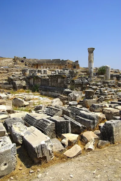 Rovine della città antica Hierapolis. Anfiteatro e tempio. Pamuk — Foto Stock
