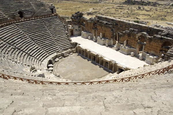 Anfiteatro en la antigua ciudad de Hierápolis. Pamukkale, Turquía. Medio día —  Fotos de Stock