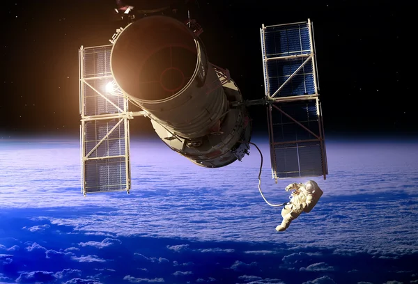 宇宙空間で宇宙船 — ストック写真