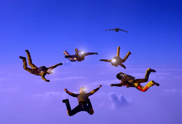 在天空中翱翔的运动员 Parashutist — 图库照片