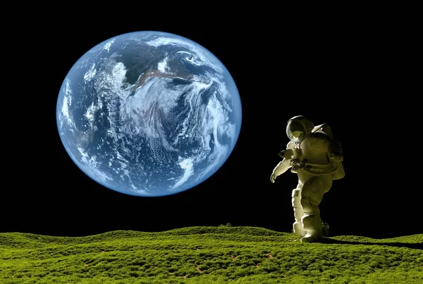 Astronaute Sur Herbe Contre Ciel — Photo