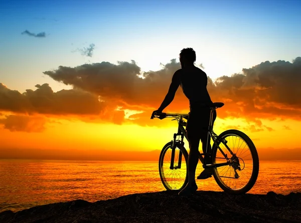 Silhouette Eines Mannes Auf Einem Fahrrad Vor Einer Landschaft Hintergrund — Stockfoto
