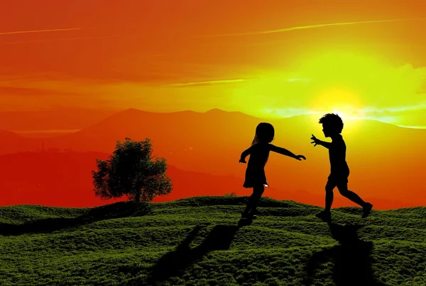 Kinder Spielen Auf Dem Rasen Gegen Den Himmel — Stockfoto
