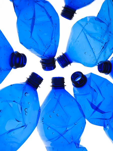Diverse bottiglie di plastica blu — Foto Stock