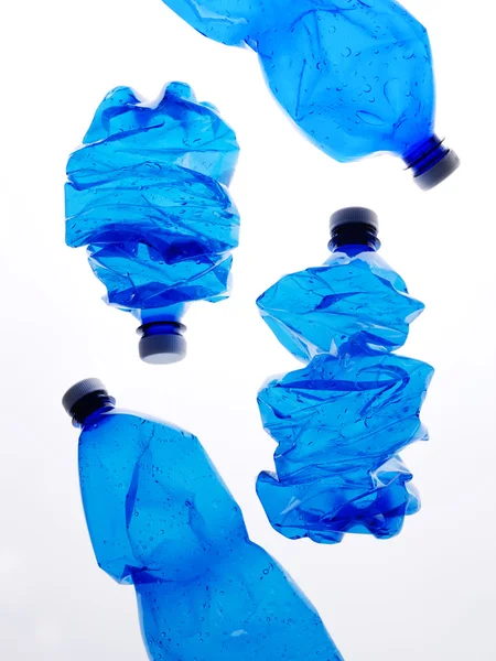 Синие пластиковые бутылки — стоковое фото