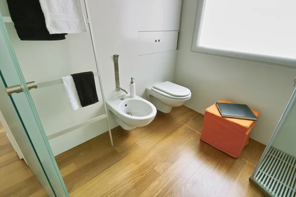 Sanitetsgods i lilla badrummet — Stockfoto