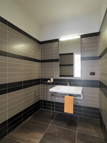 Petite salle de bain moderne — Photo