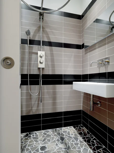 Modernes kleines Badezimmer — Stockfoto