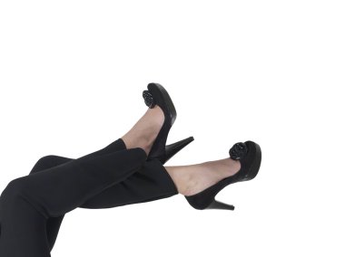 kadın ayakları üzerinde siyah ayakkabılar sahip