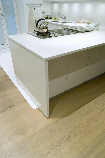 寄せ木細工の床とモダンな白いキッチン — ストック写真