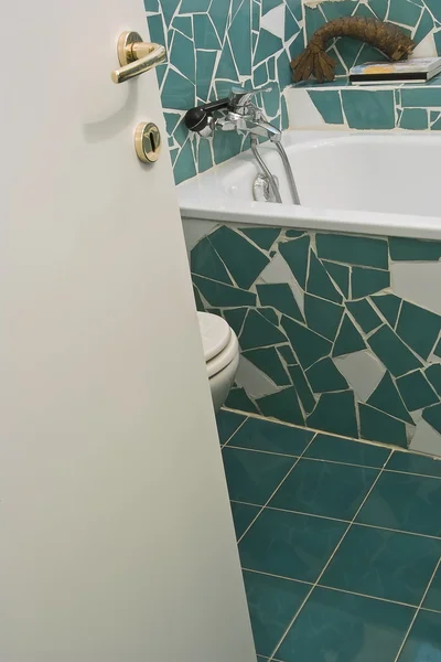 Torneira cromada da banheira no banheiro moderno com telhas layd — Fotografia de Stock