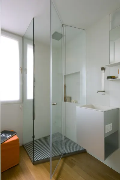 Cabina de ducha con mampara de vidrio —  Fotos de Stock