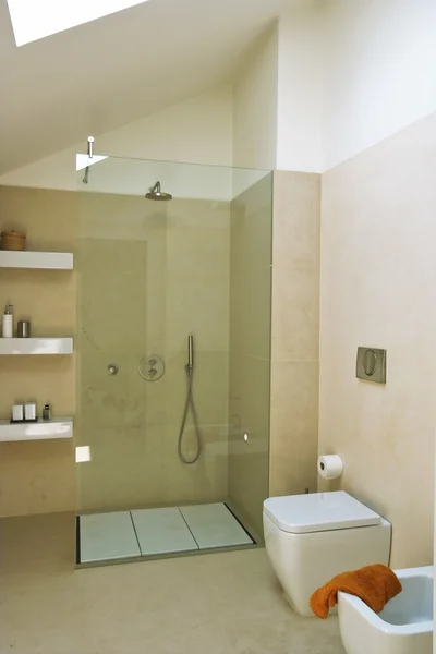 Душевая кабина со стеклянным перегородкой в современной ванной комнате — стоковое фото