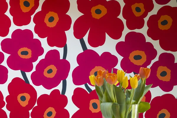 Vase Mit Tulpen Auf Dem Tisch Und Bemalten Blumen Auf — Stockfoto
