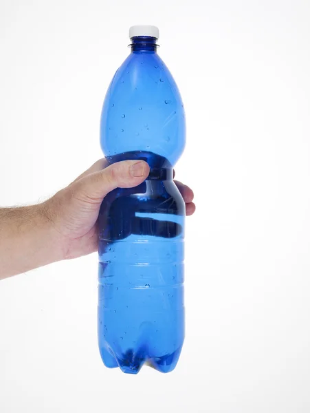 Руки, которые раздавливают пластиковую бутылку — стоковое фото