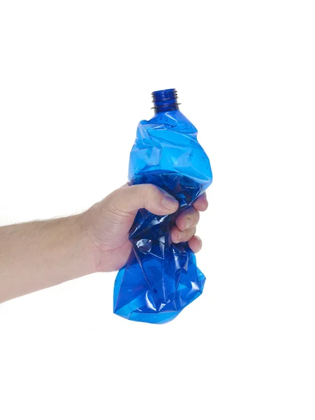 白い背景の上のプラスチック製のボトルをつぶす手 — ストック写真