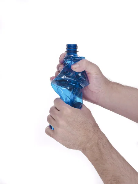 Bir plastik şişe ezmek eller — Stok fotoğraf