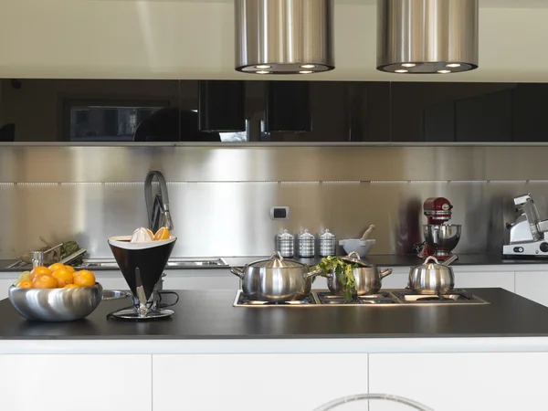 Сучасна кухня зі сталевими сковородами — стокове фото