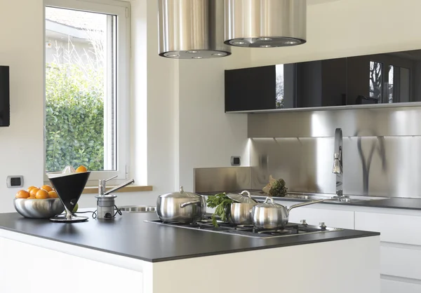 Moderne Küche mit Stahlpfannen — Stockfoto