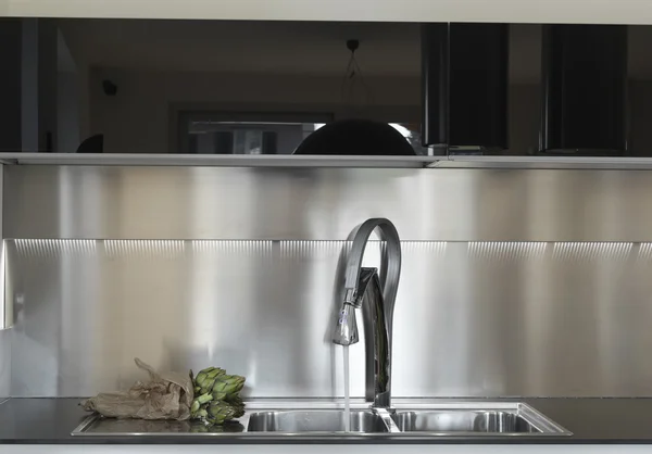 Artichoke on the steel sink — Stock Photo, Image