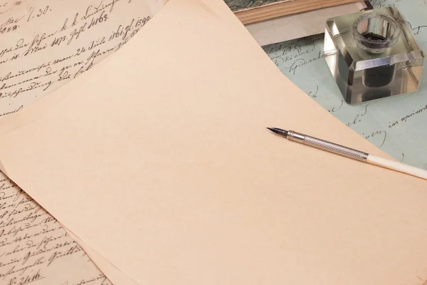 Sfondo vintage con vecchia carta, penna inchiostro vecchio, lettera di scrittura a mano — Foto Stock