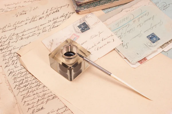 Fondo vintage con papel viejo, pluma de tinta vieja, carta de escritura a mano — Foto de Stock