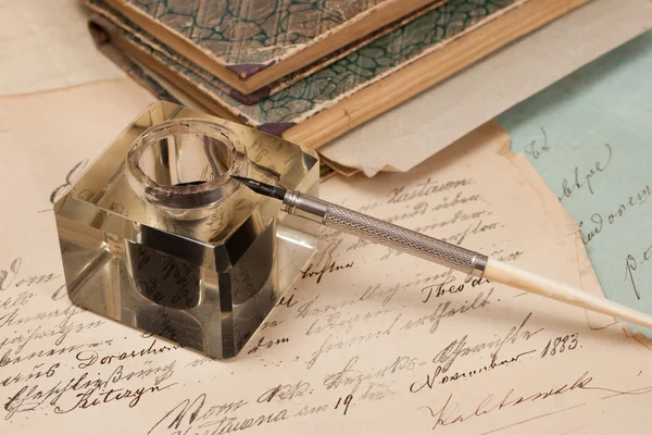 Винтажный фон со старой бумагой, старой чернильной ручкой, письмом от руки — стоковое фото