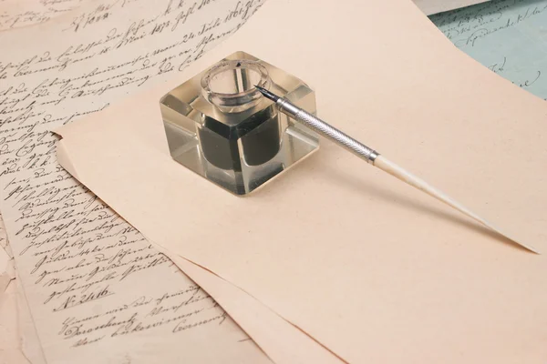Винтажный фон со старой бумагой, старой чернильной ручкой, рукописными буквами и старым i — стоковое фото