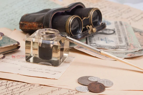 Fondo vintage con papel viejo, pluma de tinta vieja, letras de escritura a mano, binocula — Foto de Stock