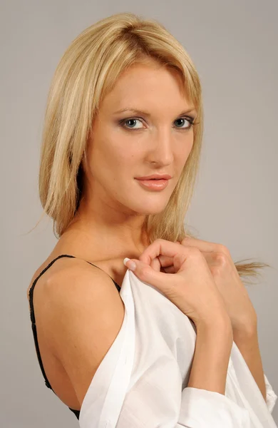 Dame in schwarzer Unterwäsche und weißem Hemd — Stockfoto