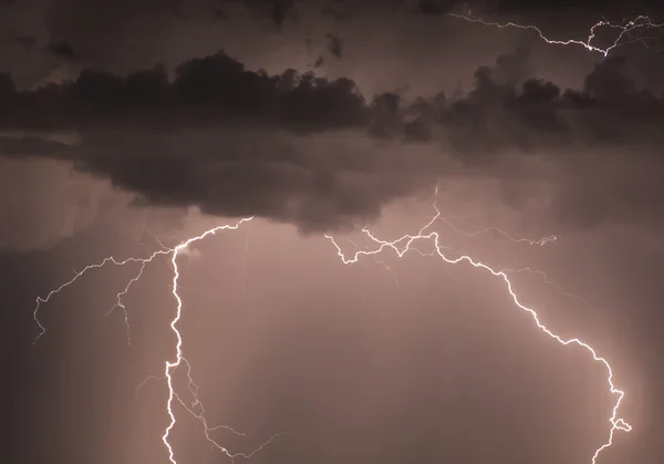 10 月在美国亚利桑那州的闪电 — 图库照片