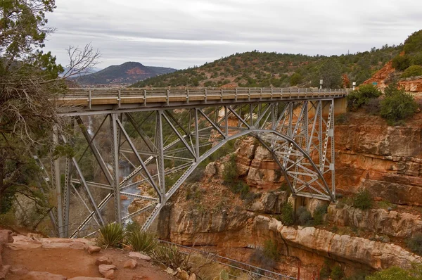 Oak Creek Sedona Arizona Yakınlarında Kapsayan Eski Bir Sehpa Köprüsü — Stok fotoğraf