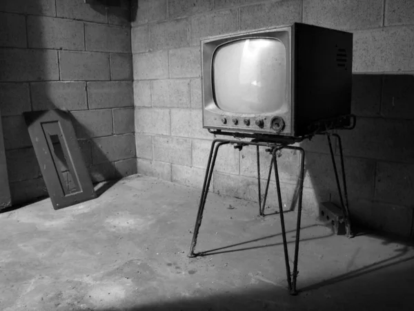 古い真空管搭載テレビ忘れられた地下室に座っています — ストック写真