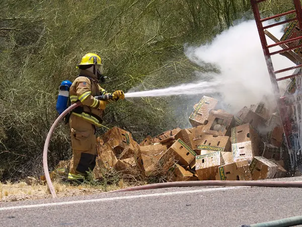 Bombero Arizona Extinguir Incendio Vehículo — Foto de Stock