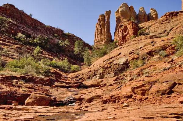Ein Rinnsal Von Wasser Über Die Felsen Aus Rotem Sandstein — Stockfoto