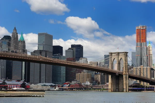 Манхеттена і Бруклінського мосту — стокове фото