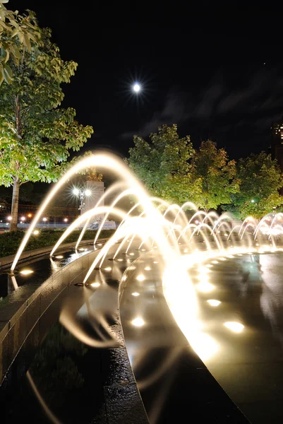 在哥伦布 cirlce 在晚上喷泉 — 图库照片
