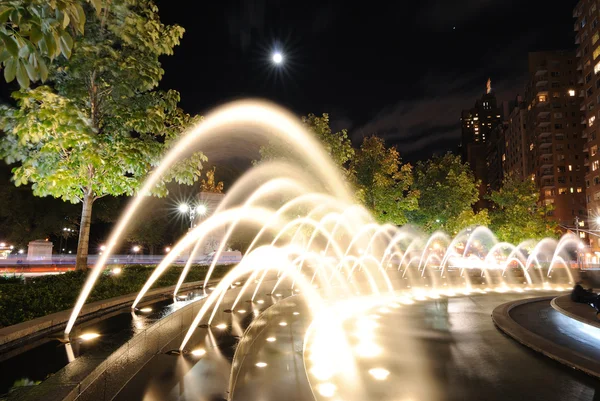 Fontaines au Columbus Cirlce la nuit — Photo