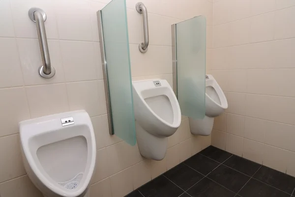 男子トイレの小便器 — ストック写真